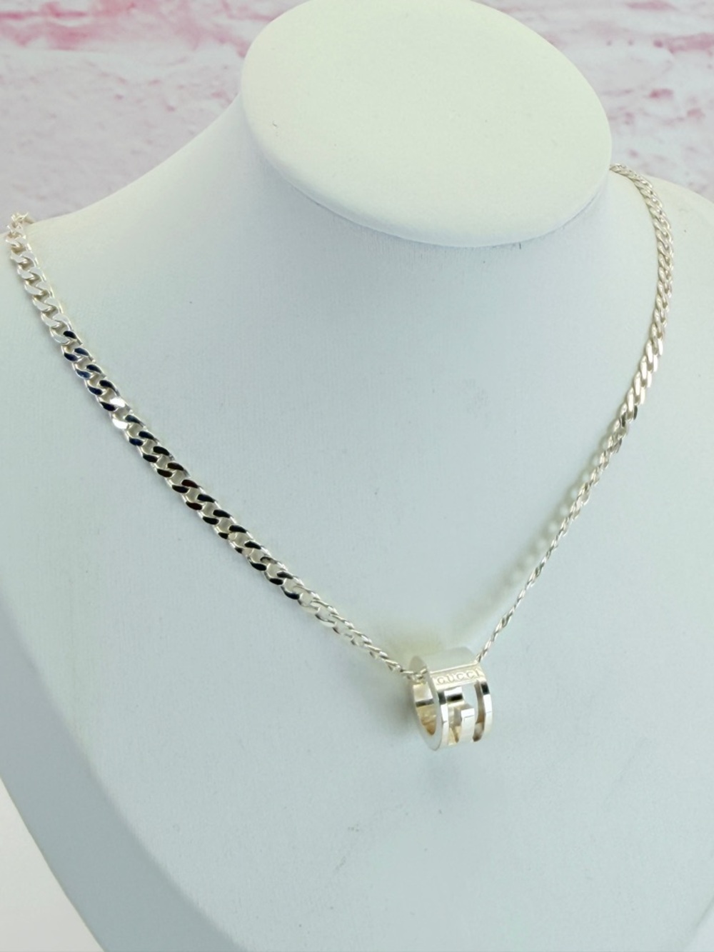 Authentic Gucci G Cut Out Circle Pendant Necklace - Picture 4 of 9